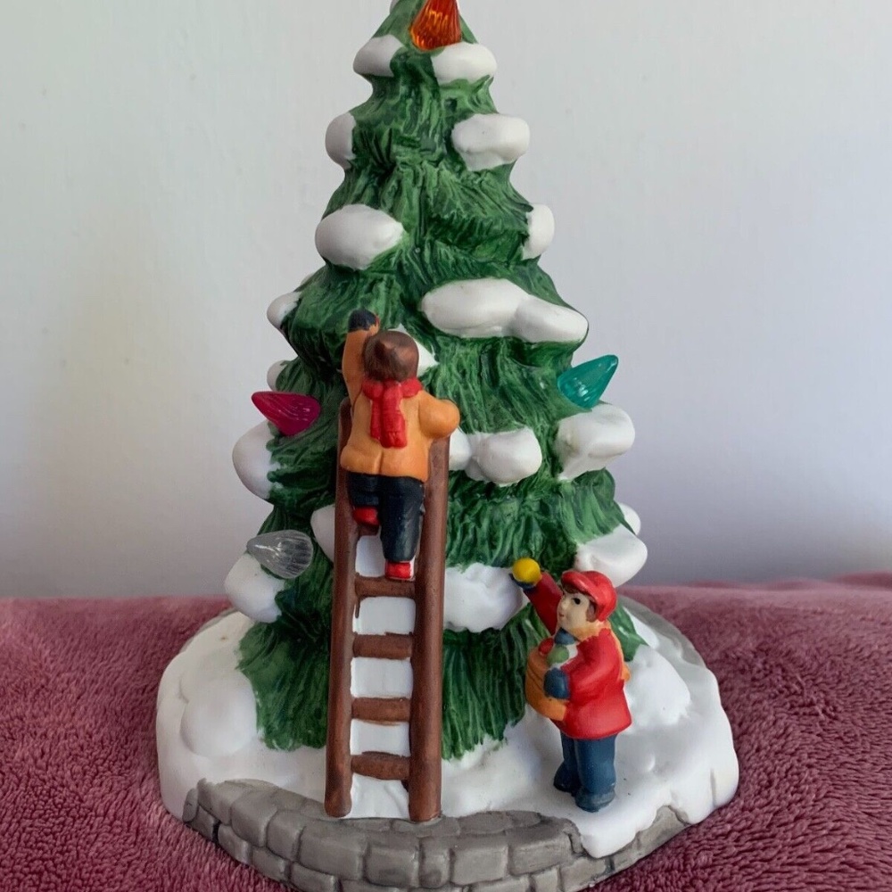 Dickensville Collectable Porcelain Lighted Christmas Tree Village Scene 1990